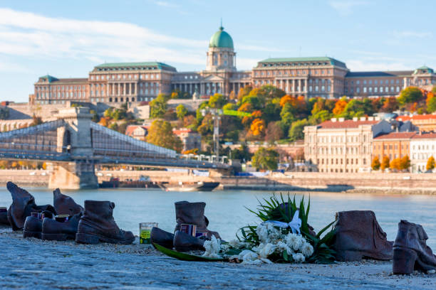 scarpe sull'argine del danubio (memoriale alle vittime della seconda guerra mondiale), budapest, ungheria - royal palace of buda immagine foto e immagini stock
