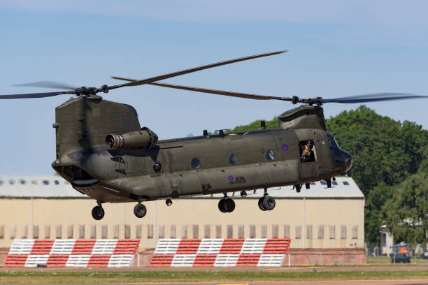 フェアフォードに着陸するアプローチでイギリス空軍(raf)��ボーイングチヌークhc.2軍用ヘリコプター。 - military airplane helicopter military boeing vertol chinook ストックフォトと画像