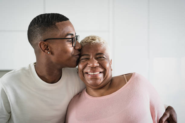 szczęśliwy latynoski portret matki i syna - koncepcja miłości i jedności rodziców - mother zdjęcia i obrazy z banku zdjęć