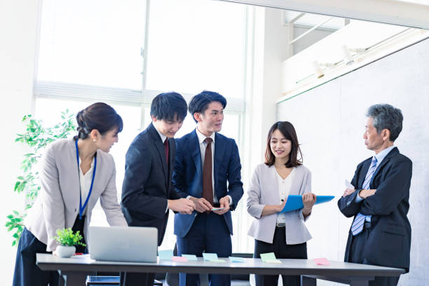 geschäftsleute diskutieren im büro - japaner stock-fotos und bilder