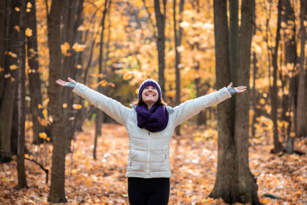 mujer caminando en el bosque en otoño, quebec, canadá - laurentian moutains fotografías e imágenes de stock