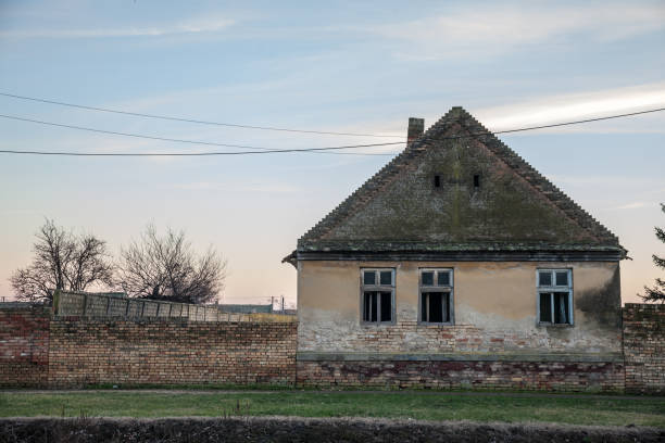 фасад старого дома из заброшенного фермерского дома в алибунаре, банате, воеводине, в сербии. регион балкан в европе пострадал от серьезног� - banat стоковые фото и изображения
