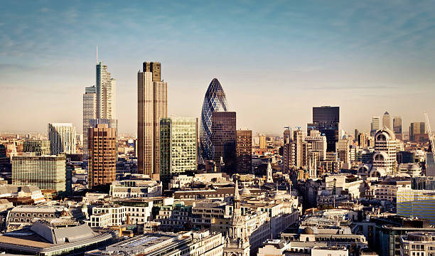 city von london - london england canary wharf skyline cityscape stock-fotos und bilder