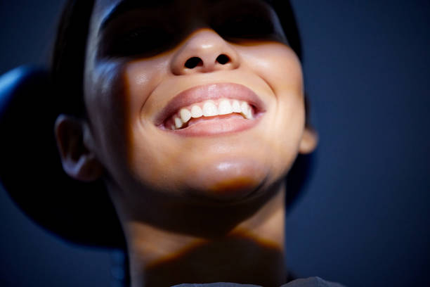 foto de una mujer joven que se sometió a un procedimiento dental en ella - blanqueamiento dental fotografías e imágenes de stock