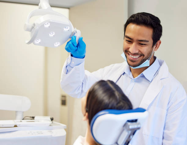 снимок молодого стоматолога, готовящегося к проведению процедуры на своем пациенте - стоматолог стоковые фото и изображения
