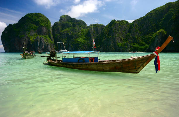 hermosa playa turquesa en tailandia con barco de cola larga, isla de phi phi, tailandia - above the cloud sea fotografías e imágenes de stock