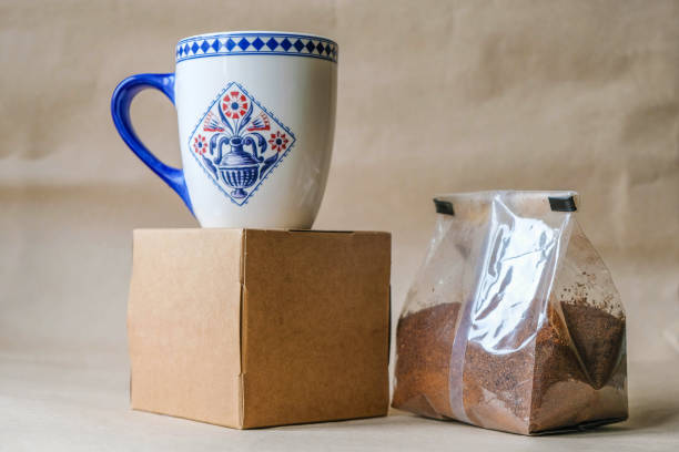emballage hermétique de café moulu et d’une tasse hollandaise bleu cobalt. - consumerism ground coffee packaging coffee photos et images de collection
