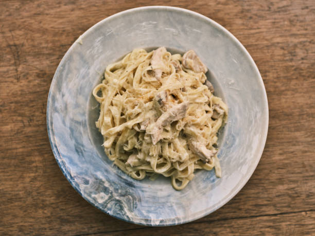 伝統的なイタリアのフェットチーネアルフレドパスタ - fettuccine alfredo chicken pasta fettuccine スト�ックフォトと画像