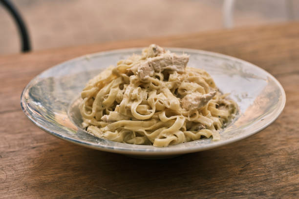 tradycyjny włoski makaron fettuccine alfredo - italian cuisine linguini chicken pasta zdjęcia i obrazy z banku zdjęć