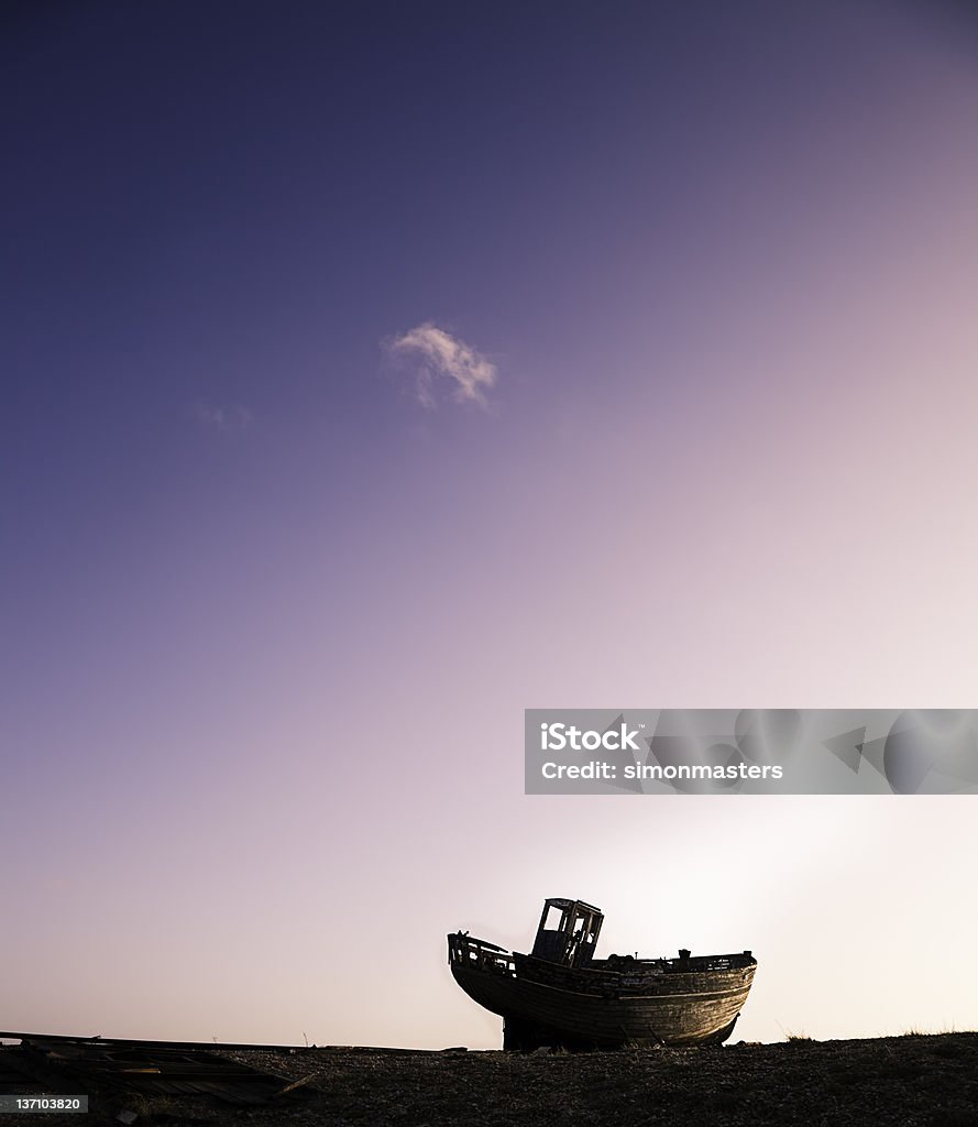 Bateau sur l'horizon - Photo de Attendre libre de droits