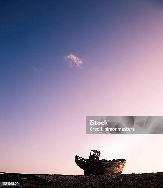 Photo libre de droit de Bateau Sur Lhorizon banque d'images et plus d'images libres de droit de Attendre - Attendre, Bleu, Caillou