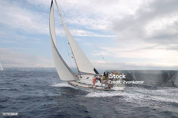 Barca A Vela - Fotografie stock e altre immagini di Andare in barca a vela - Andare in barca a vela, Attraversare, Attrezzatura nautica