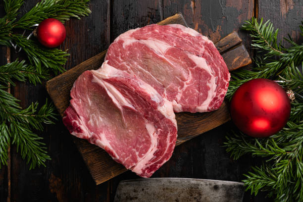 리브 아이 스테이크 새해, 오래된 어두운 나무 테이블 배경에, 상단 보기 플랫 레이 - steak strip steak ribeye sirloin steak 뉴스 사진 이미지