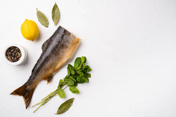 황금 훈제 송어, 흰색 돌 테이블 배경에, 상단 보기 평면 누워, 텍스트복사 공간 - trout prepared fish whole grilled 뉴스 사진 이미지