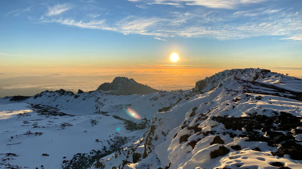 panorama incroyable depuis le pic uhuru. l’aube dans les montagnes. cratère enneigé du kilimandjaro. - uhuru peak photos et images de collection