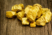 das-aus-der-mine-gewonnene-reine-golderz-wurde-auf-einen-alten-holzboden-gelegt.jpg?b=1&s=170x170&k=20&c=vL-I7POB4DbdC1o3t4Rfn3PiIHKjIl8_Do6qhr3KSsU=