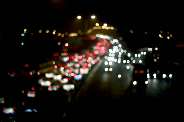 tráfego urbano desfocado à noite, nova deli, índia - bookeh - fotografias e filmes do acervo