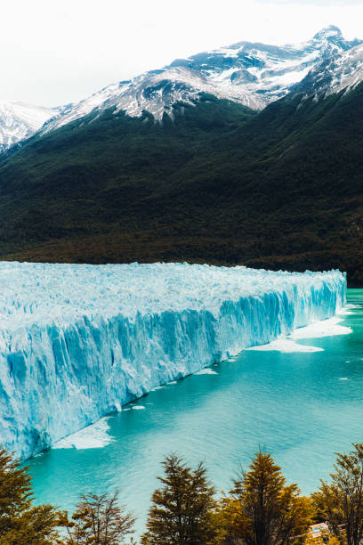 los colores de la patagonia - natural landmark winter season mountain peak fotografías e imágenes de stock
