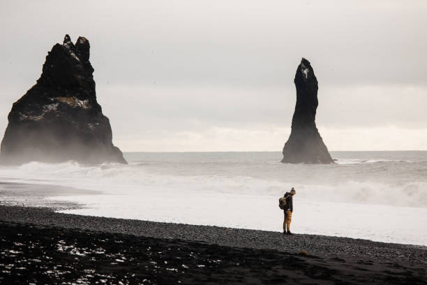 겨울에는 레이니스프자라 블랙 샌드 비치에서 바라보는 청년 - black sand beach scenics sand 뉴스 사진 이미지