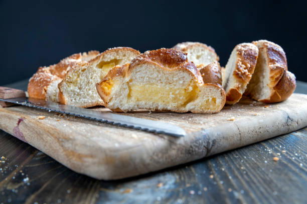 pão fresco de trigo com recheio cortado em pedaços - 1781 - fotografias e filmes do acervo