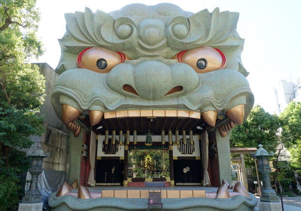 On a sunny day in September 2017.\nPowerful Lion Hall, Namba Yasaka Shrine (Naniwa-ku, Osaka).