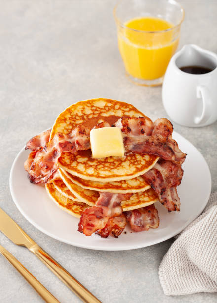 sweet pancakes with butter and bacon. traditional american breakfast - norway maple imagens e fotografias de stock