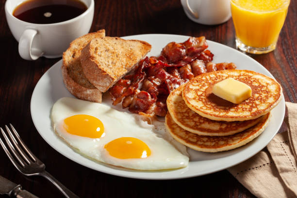traditional full american breakfast eggs pancakes with bacon and toast - norway maple imagens e fotografias de stock