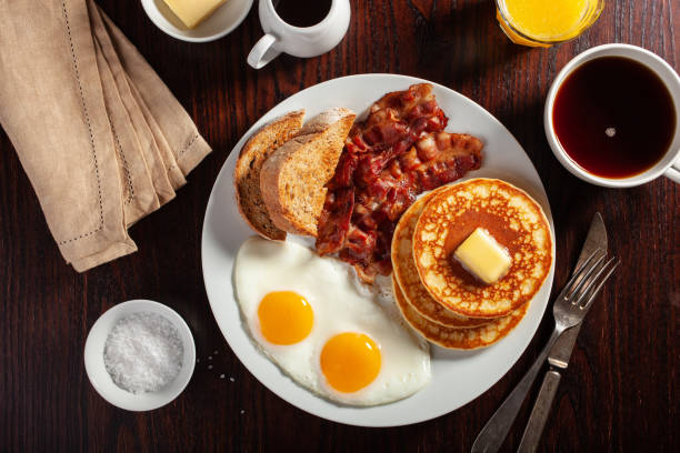 tradizionale colazione americana pancake di uova con pancetta e pane tostato - prima colazione foto e immagini stock