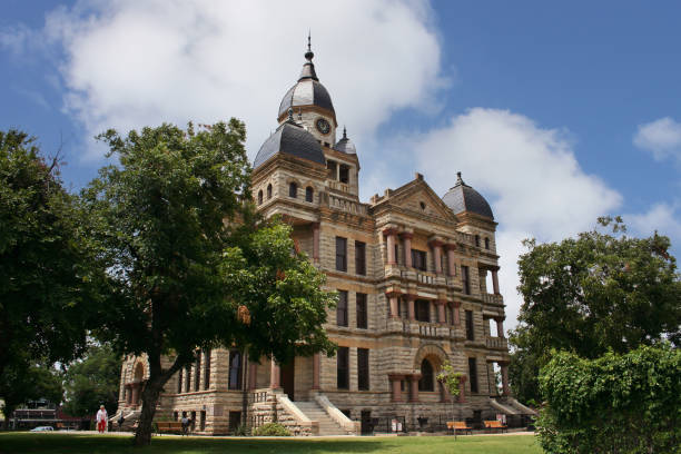 tribunal do condado de denton no centro de denton, tx - castle district - fotografias e filmes do acervo