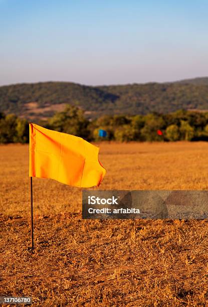 100 M Znacznik Flags - zdjęcia stockowe i więcej obrazów 100 metrów - 100 metrów, Bez ludzi, Czerwony