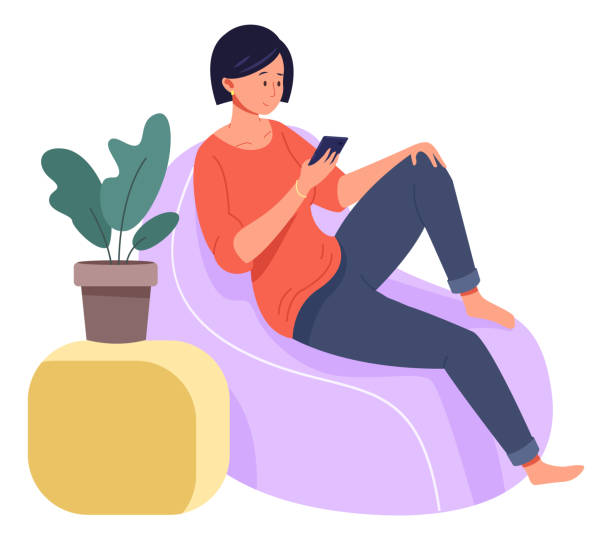ilustrações, clipart, desenhos animados e ícones de mulher no sofá usando smartphone. repouso em casa. estilo de vida de lazer - no sofá com celular