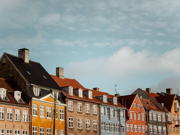 nyhavn copenhagen edifici colorati facciate e cielo - copenhagen foto e immagini stock