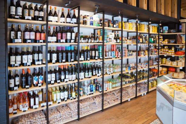 verschiedene weinflaschen, die in regalen ausgestellt sind - wine bottle store collection alcohol stock-fotos und bilder
