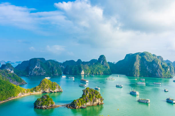 ha long bay landscape, vietnam - halong bay vietnam bay cruise imagens e fotografias de stock