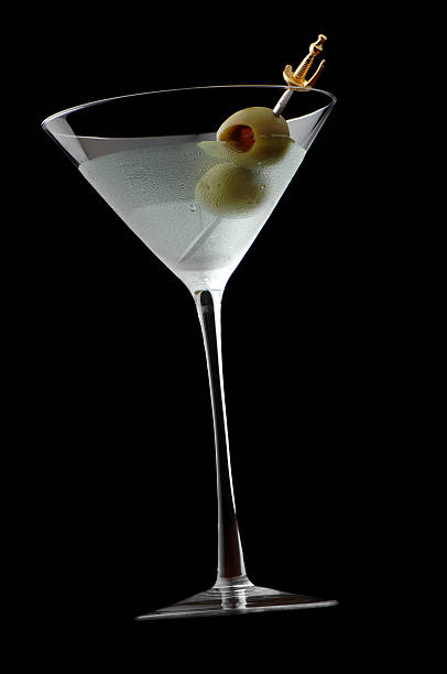 dirty martini con aceitunas sobre negro - martini martini glass dirty martini olive fotografías e imágenes de stock