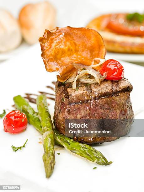 Char Grilled Cortado Em Filete Mignon Com Espargos E Tomate Cereja - Fotografias de stock e mais imagens de Bife
