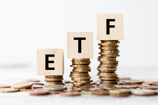Concepto - Redacción de ETF Exchange Traded Fund en cubos de madera con monedas photo