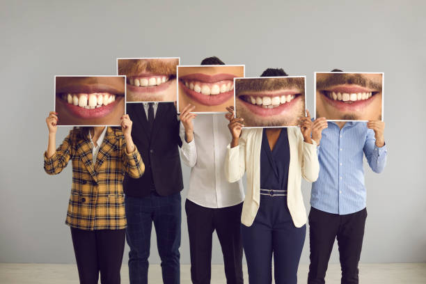 행복한 매력적인 미소의 큰 재미있는 사진 뒤에 숨어있는 다양한 사람들의 그룹 - human mouth 뉴스 사진 이미지