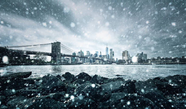 pont de brooklyn à new york pendant les chutes de neige - overcast day new york city manhattan photos et images de collection