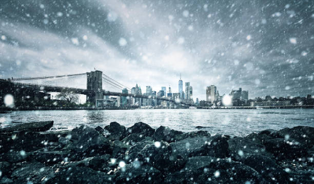 ponte di brooklyn a new york durante le nevicate - new york city new york state skyline winter foto e immagini stock