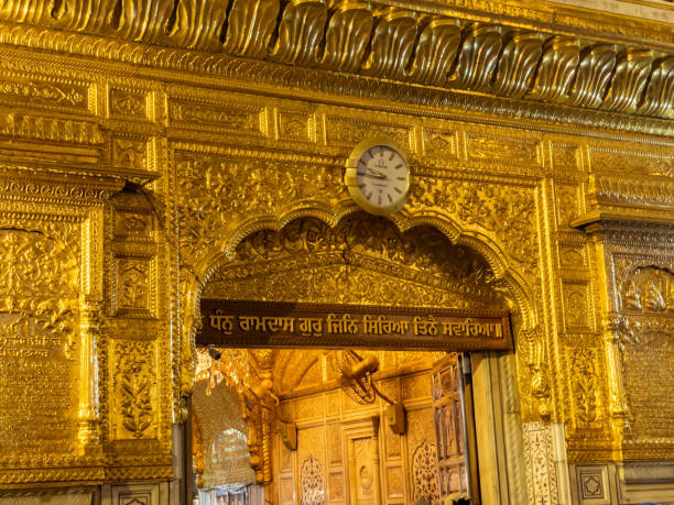 вход в золотой храм в амритсаре, пенджаб, индия - golden temple стоковые фото и изображения