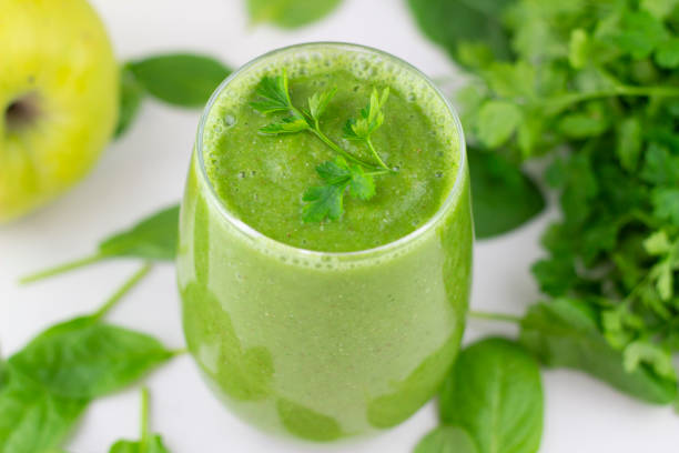 apfelgrüner smoothie - petersilie stock-fotos und bilder