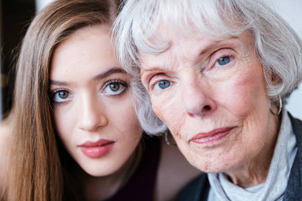 retrato de dos generaciones - adult offspring family multi generation family senior adult fotografías e imágenes de stock