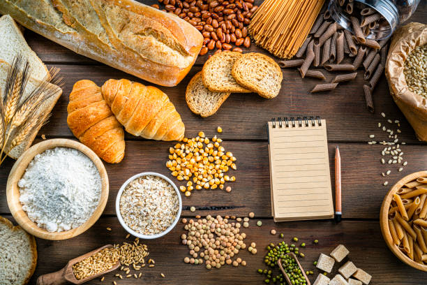 carboidrati, cereali integrali e fibre alimentari - brown rice rice brown scoop foto e immagini stock