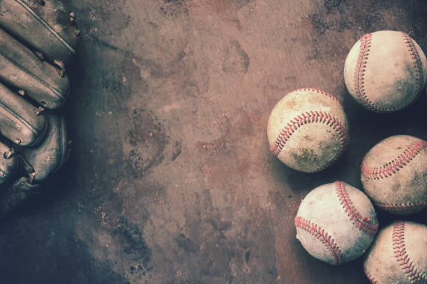 vintage-baseball-hintergrund im rustikalen stil - baseball glove baseball baseballs old fashioned stock-fotos und bilder