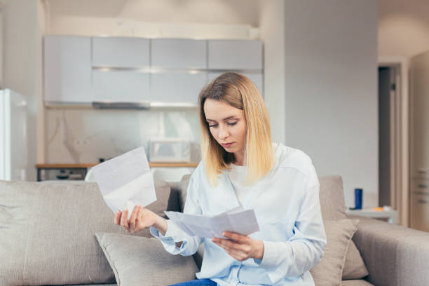 Mujer en casa paga las cuentas