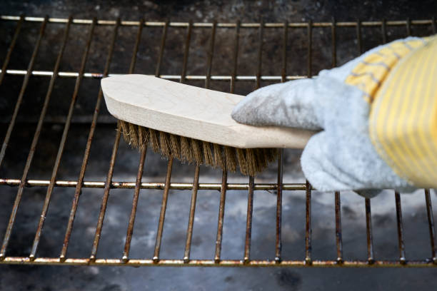 나무 와이어 브러쉬는 더러운 바베큐 그릴 녹을 청소합니다. 가죽 보호 장갑. - barbecue grill focus outdoors horizontal 뉴스 사진 이미지