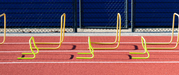 트랙의 차선에 작고 더 큰 노란색 플라시 장애물 - hurdling usa hurdle track event 뉴스 사진 이미지