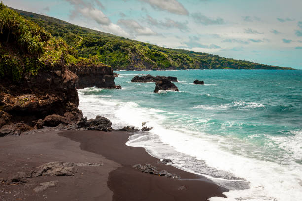 playa de arena negra cerca de las piscinas de ohe'o en el parque nacional haleakala, maui, hawái - haleakala national park fotos fotografías e imágenes de stock