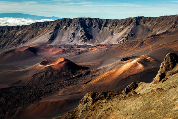 マウイ島のハレアカラ国立公園の火山クレーター - haleakala national park ストックフォトと画像